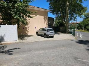 a car parked in a driveway next to a building at Spacieux T3 Piscine à Anglet in BIQ