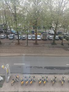 una fila de bicicletas alineadas al costado de una calle en littoral, en Bruselas