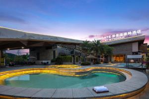a swimming pool in front of a building at Wingate by Wyndham Emeishan Scenic Spot in Emeishan