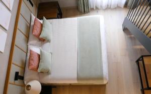 ムンカーダにあるTradere Hotel Boutiqueの壁に掛けられた枕付きの白いソファ +57枚の写真