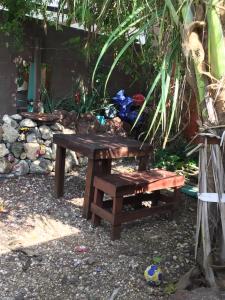 - une table de pique-nique et un banc dans le jardin dans l'établissement mar y luna apartment, à Mérida 7 autres photos