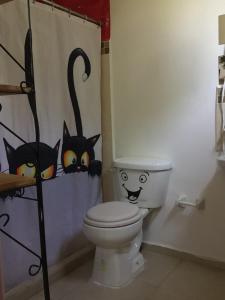une salle de bain avec toilettes et rideau de douche dans l'établissement mar y luna apartment, à Mérida