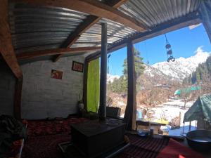Una sala de estar con vista a la montaña. en Cliff Seek, en Kalgha