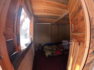 Una pequeña habitación con una cama y una ventana. en Cliff Seek, en Kalgha
