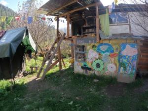 Una casa con una pintura en el costado. en Cliff Seek, en Kalgha