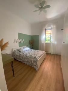 アンコーナにあるAMA HOMeのベッドと天井扇風機のある寝室 +62枚の写真