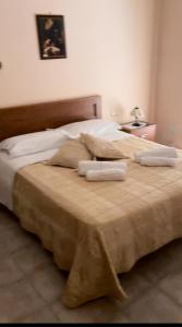 a bed with two towels on top of it at Casa Montette in San Biagio Saracinesco
