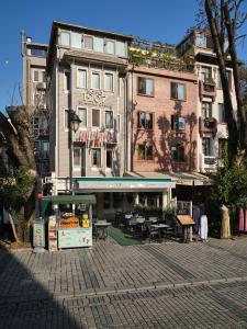 ein Gebäude mit Tischen und Stühlen davor in der Unterkunft 1207 Hotel Special Class Sultanahmet in Istanbul