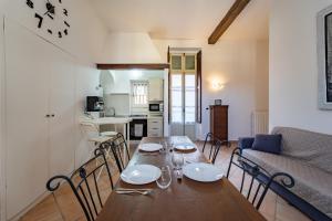 a living room with a table and a couch at La Terrazza in Centro Storico - Free Wifi & AC in Savigliano