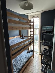 quelques lits superposés dans une chambre dans l'établissement -Le bel abri- à 2 pas de la mer, à La Panne