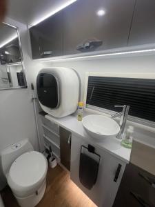 ein kleines Badezimmer mit Toilette und Waschbecken in der Unterkunft Gympie Luxury Caravan with ensuite bathroom in Tamaree + 5 Fotos