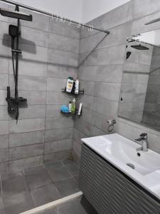 Ένα μπάνιο στο Modern room in Tirana