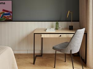 escritorio con silla y lámpara en la habitación en Numa Berlin Arc, en Berlín