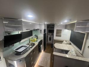 Η κουζίνα ή μικρή κουζίνα στο Gympie Luxury Caravan with ensuite bathroom