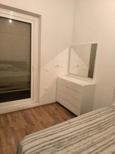 Φωτογραφία από το άλμπουμ του Modern room in Tirana στα Τίρανα