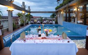 La alberca dentro o cerca de Bronam Residence & Spa