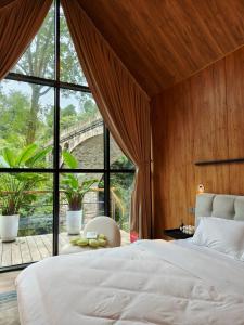 Un dormitorio con una cama y una ventana grande. en VERDANT HAVEN, en Jiezi Ancient Town