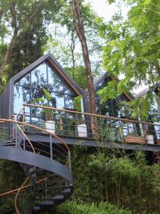 una casa en el árbol con una escalera que conduce a ella en VERDANT HAVEN, en Jiezi Ancient Town 31 fotos más