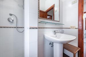 un baño con lavabo y espejo en Villa Mercede, en Muravera 20 fotos más