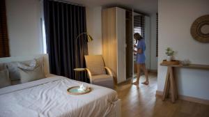 Ban Nong LengにあるWaterfront Private Residenceのホテルの部屋に女性が立っている
