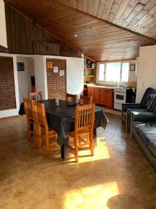 een woonkamer met een zwarte tafel en stoelen bij Complejo Gerar in Las Toninas