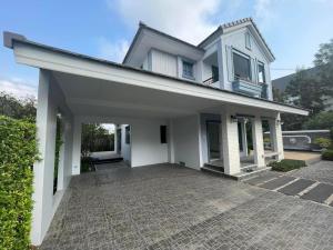 Ban Nong LengにあるWaterfront Private Residenceの白い家