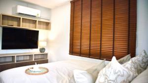 Ban Nong LengにあるWaterfront Private Residenceの大きなベッドと大きな窓のある寝室