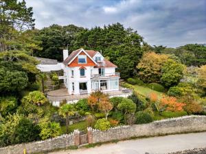 ソルカムにあるFinest Retreats - Furzehillの柵付白家屋上空