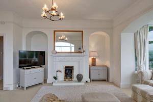 ソルカムにあるFinest Retreats - Furzehillのリビングルーム(暖炉、テレビ付)