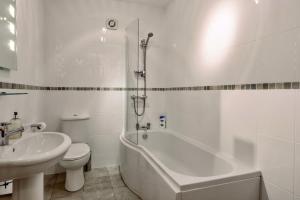 ソルカムにあるFinest Retreats - Furzehillのトイレ、浴槽、洗面台を備えたバスルーム +28枚の写真