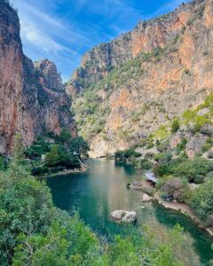 un fiume in mezzo a un canyon di L'adresse est près de la plage "private apartment ' ad Agadir Altre 32 foto