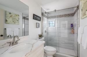 Ένα μπάνιο στο Alii Hale home