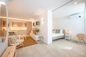 a white living room with a couch and a table at GuestReady - Condessa Flores Apartments in Lisbon