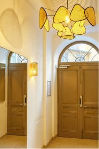 un couloir avec deux portes et un lustre dans l'établissement Modern apartment with AC near Old Nice & Beach, à Nice