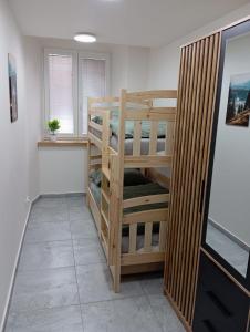 a room with bunk beds in a room with a window at Apartmány Sebastian in Golčŭv Jeníkov