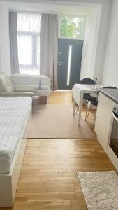 a room with a bed and a table and a desk at Baadenberger stay 1 in Cologne