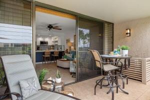 カハナにあるPapakea J106 · PK J106 Remodeled Condo w Ocean Views Pool ACのバルコニーにテーブルと椅子が置かれたパティオ
