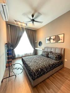 a bedroom with a bed and a ceiling fan at Mahkota Valley Suite, Lemmie Stay in Kuantan