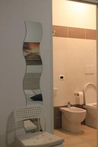 Un baño pequeño con inodoro y lavabo. en La Sfinge BeB, en San Salvo