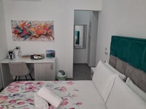 ヴィエステにあるSotto Castello Living Roomのベッドルーム1室(ベッド1台、テーブル、絵画付)