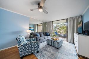 una sala de estar con un sofá y una silla en Kahana Manor 608 · KMN 608 Partial Ocean Views from 2BD Kahana C, en Kahana
