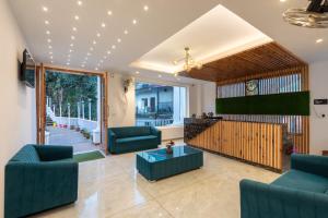 a living room with couches and a table at Hotel Moonglade By Royal Stays Dalhousie in Dalhousie