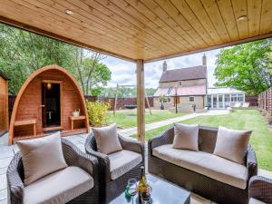 un patio esterno con mobili in vimini e un pergolato di Landal Rockingham Forest a Wansford Altre 18 foto