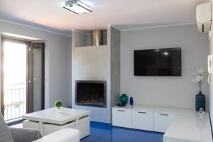 a living room with a fireplace and a tv at Casa Vacanza "Marinella" in Sulmona