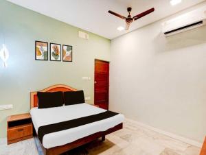 a bedroom with a bed and a ceiling fan at Collection O Thirukadaiyur Bus Terminal Formerly Royal Sri Amirthayoga in Tirukkadaiyūr