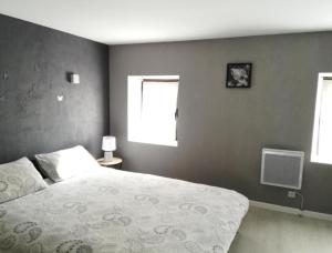 Giường trong phòng chung tại CASA BLANCA à SIGEAN-GÎTE