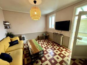 a living room with a couch and a flat screen tv at Maison Calme - Centre - 3 chambres in La Roche-sur-Yon