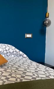 a bedroom with a blue wall and a bed at appartamento inutile, ma non troppo! in Castelnovo neʼ Monti