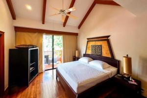 a bedroom with a bed and a ceiling fan at 3Bed Villa - Sleeps 6 - Pool Garden Balcony in Layan Beach +27 photos