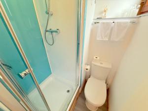 Bilik mandi di The Garden Gate Cabin